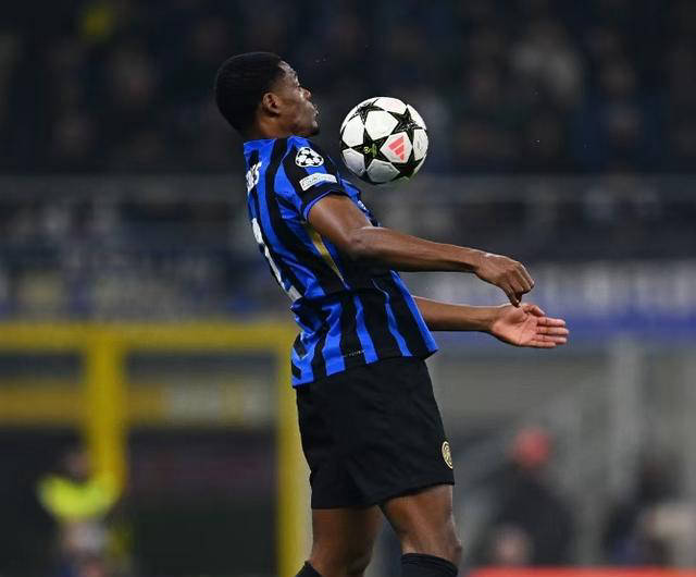 爱游戏app-那不勒斯门将神勇扑救，力保球门不失的简单介绍