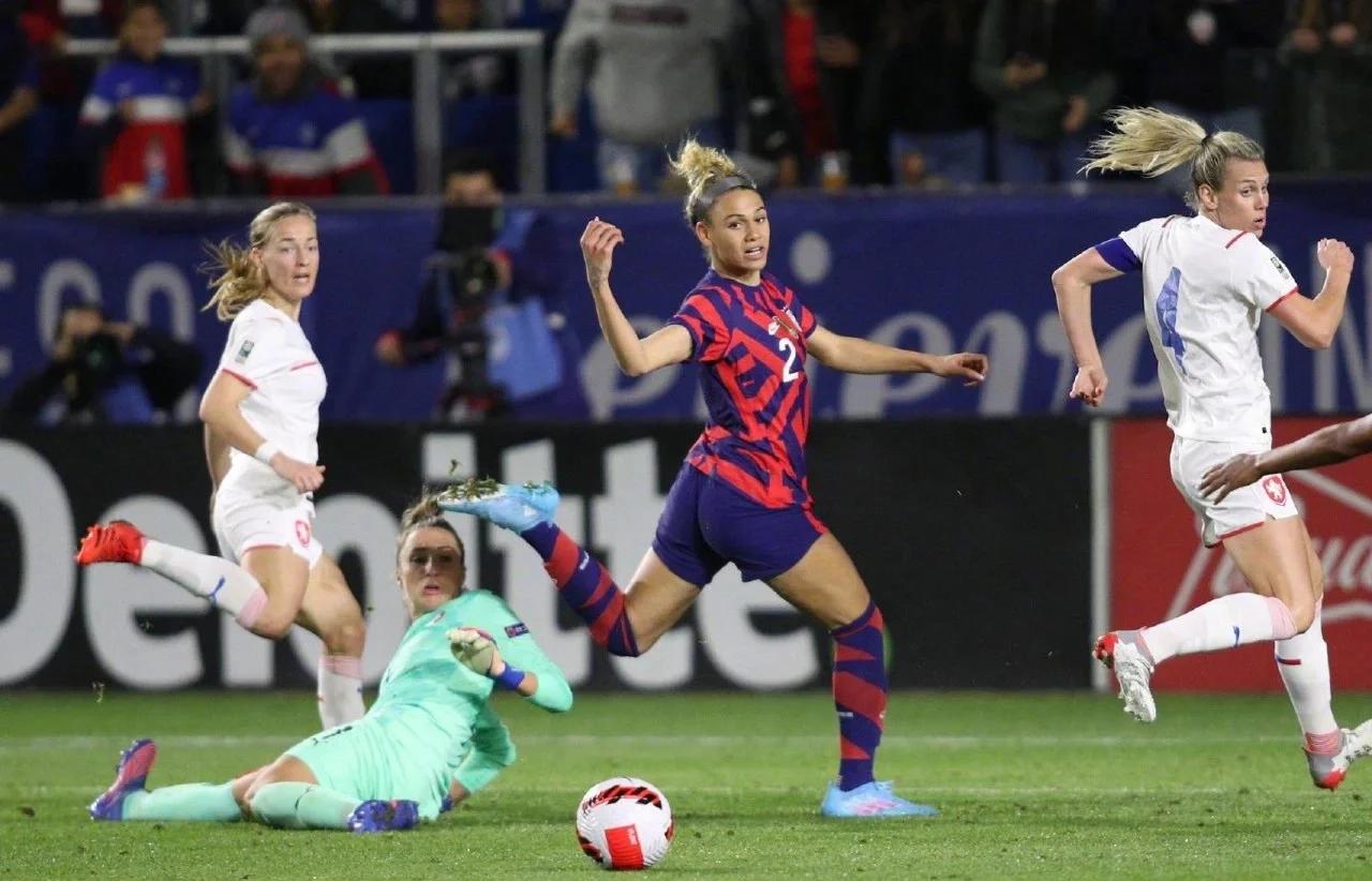 爱游戏体育链接-德国女足遭遇惨败在国际冠军赛中(连续三届无缘世界杯决赛,德国女足发展陷入内外交困)