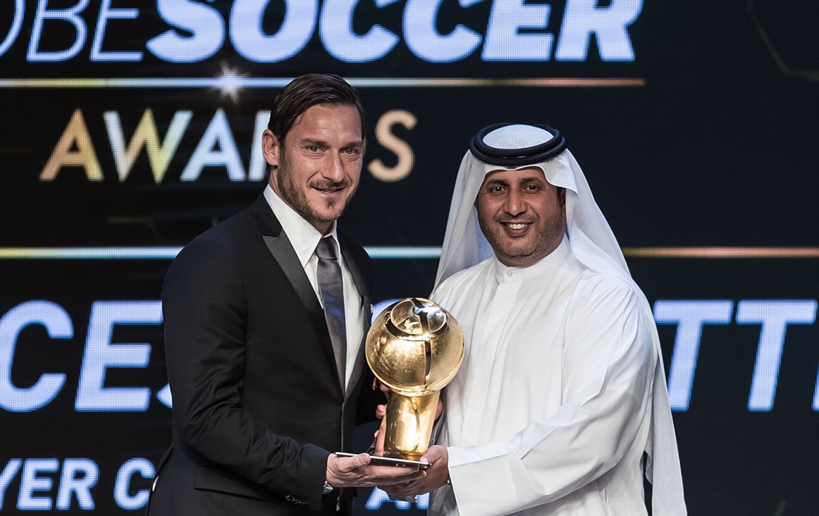 包含环球足球盛事！球员盛装登场奋力拼搏的词条