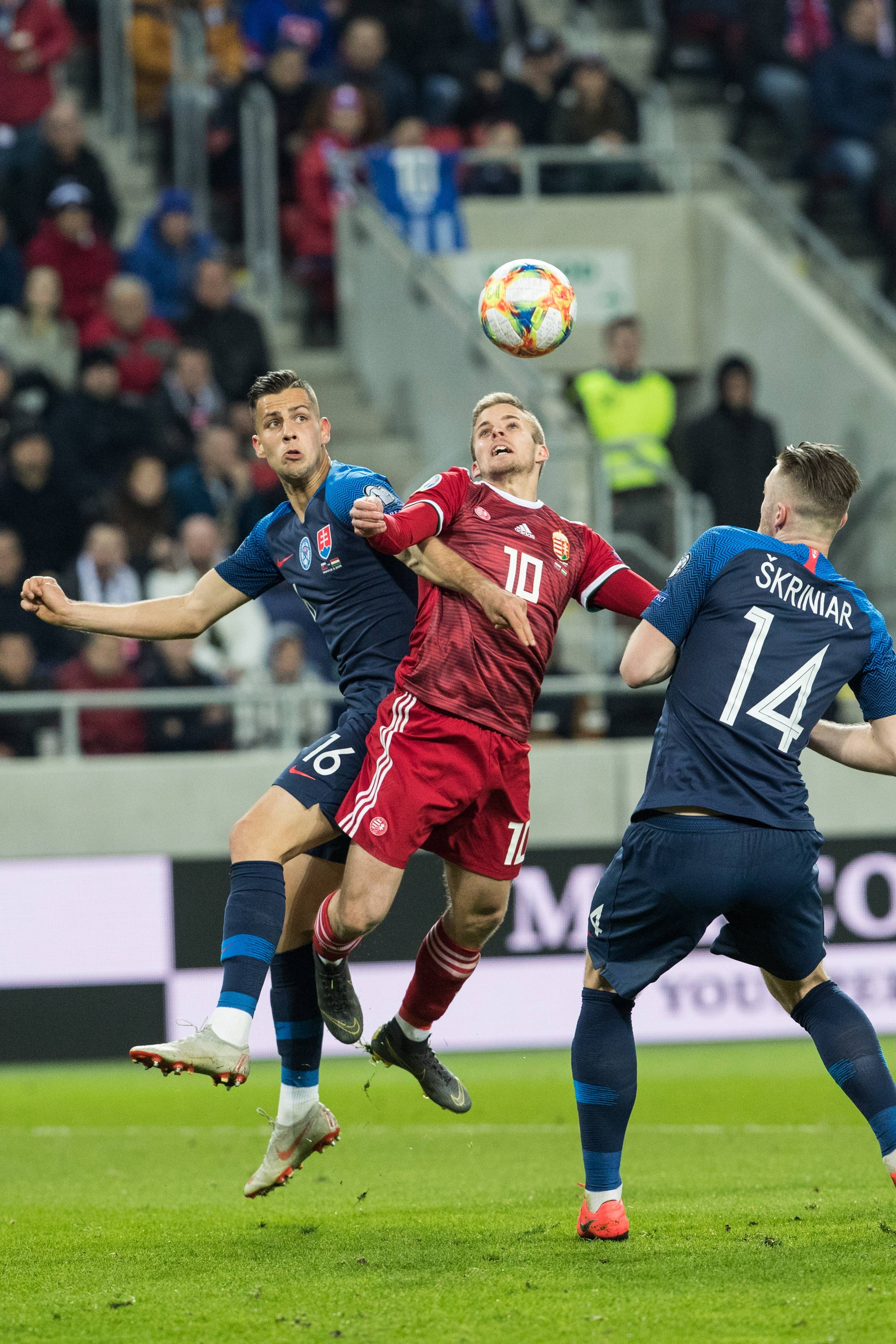 爱游戏官网-足球领域赛事不容错过，精彩刺激