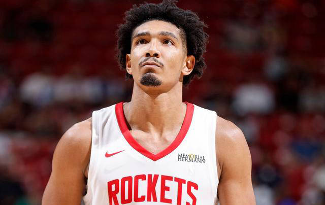 老鹰队后防再度犯错导致失利的简单介绍 老鹰队后防再度犯错导致失利的简单介绍