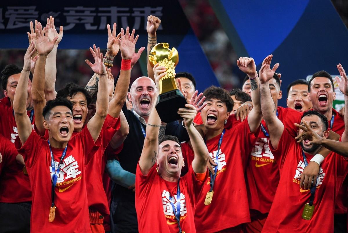 强势夺冠！球队在国际比赛中再创历史