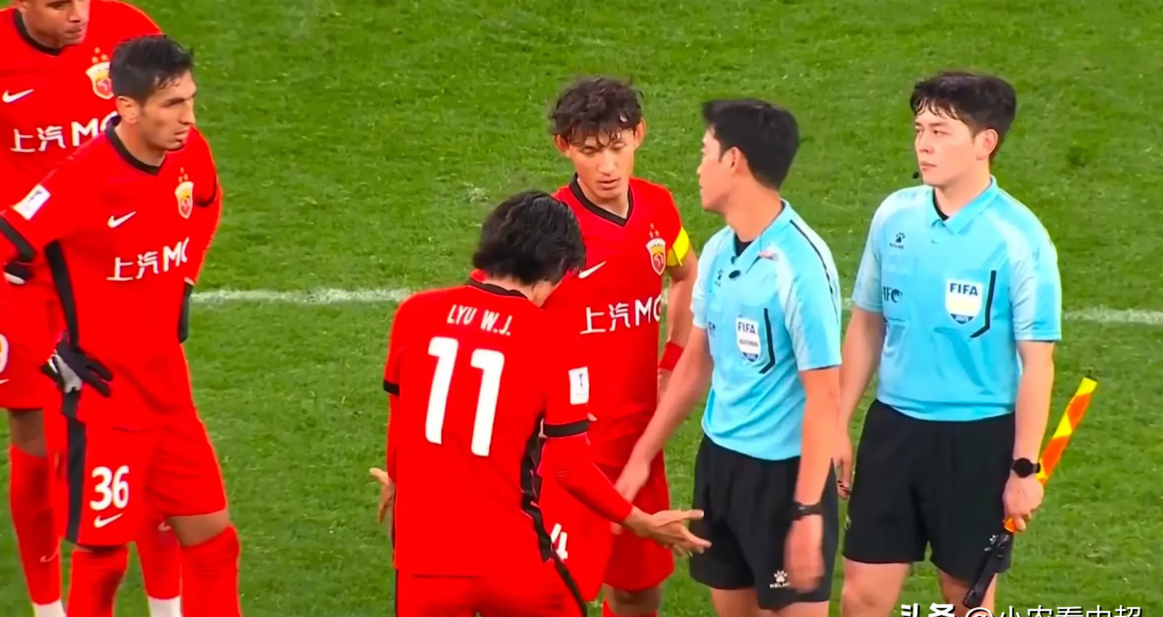 一支实力雄厚的球队在比赛中受挫