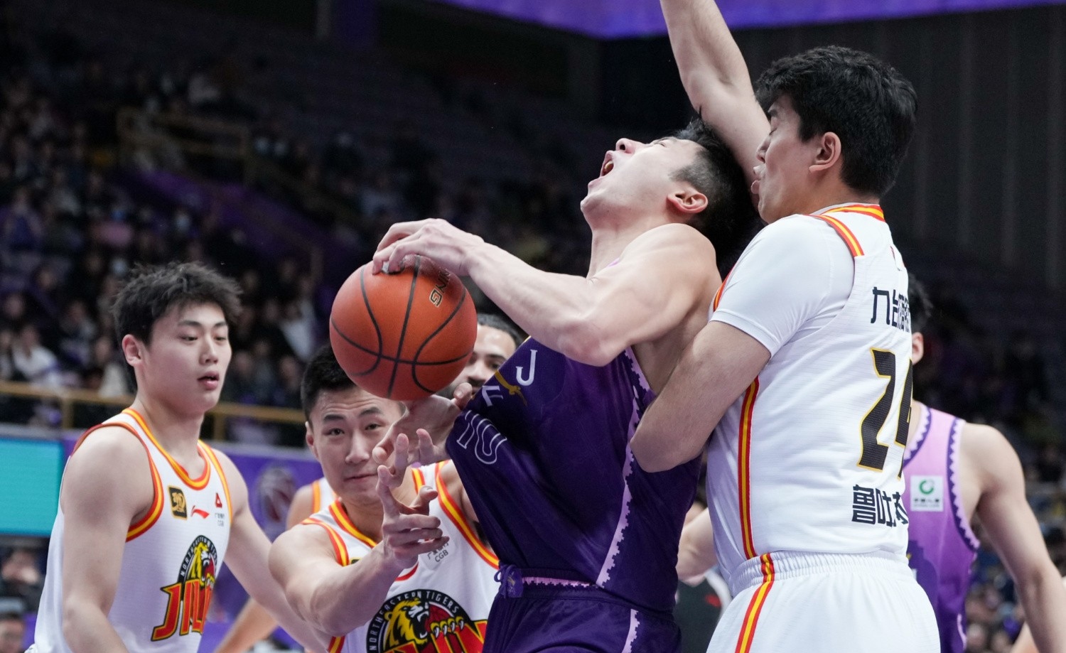 一支实力雄厚的球队在比赛中受挫 一支实力雄厚的球队在比赛中受挫