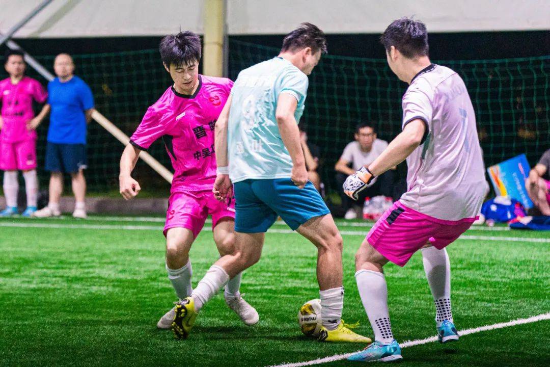 顶尖足球赛场上角逐,激情火热难掩的简单介绍 顶尖足球赛场上角逐,激情火热难掩的简单介绍