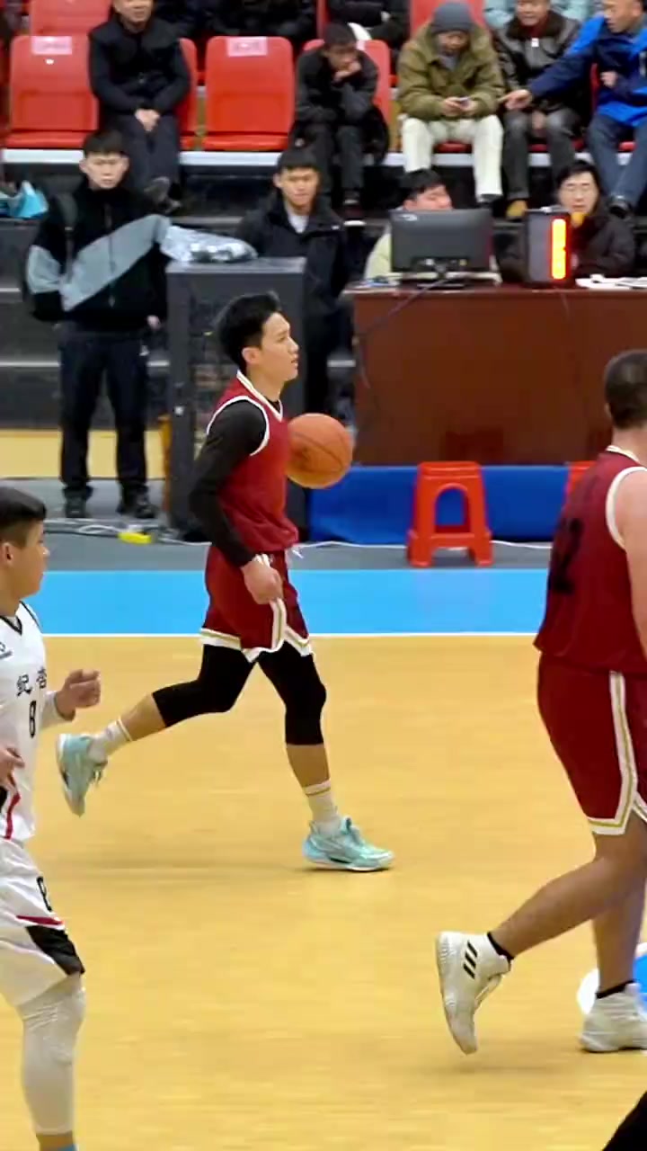 爱游戏体育链接-比赛中球员技术过硬，传球配合默契