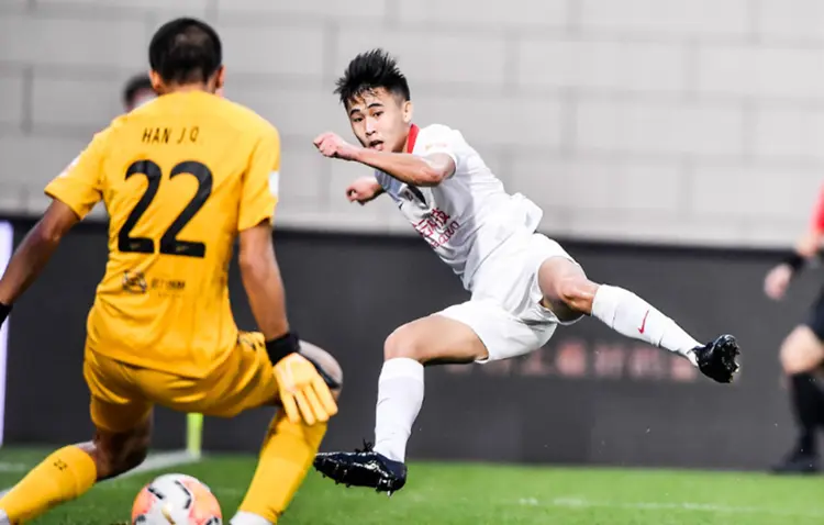 爱游戏app-大连人杀入前四，惊险战胜广州城的简单介绍