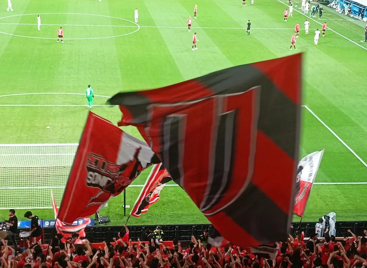 包含足球赛事备受关注，赛场上精彩绝伦的词条