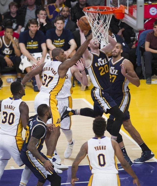 爵士队主场力克老鹰,稳固季后赛席位 爵士队主场力克老鹰,稳固季后赛席位