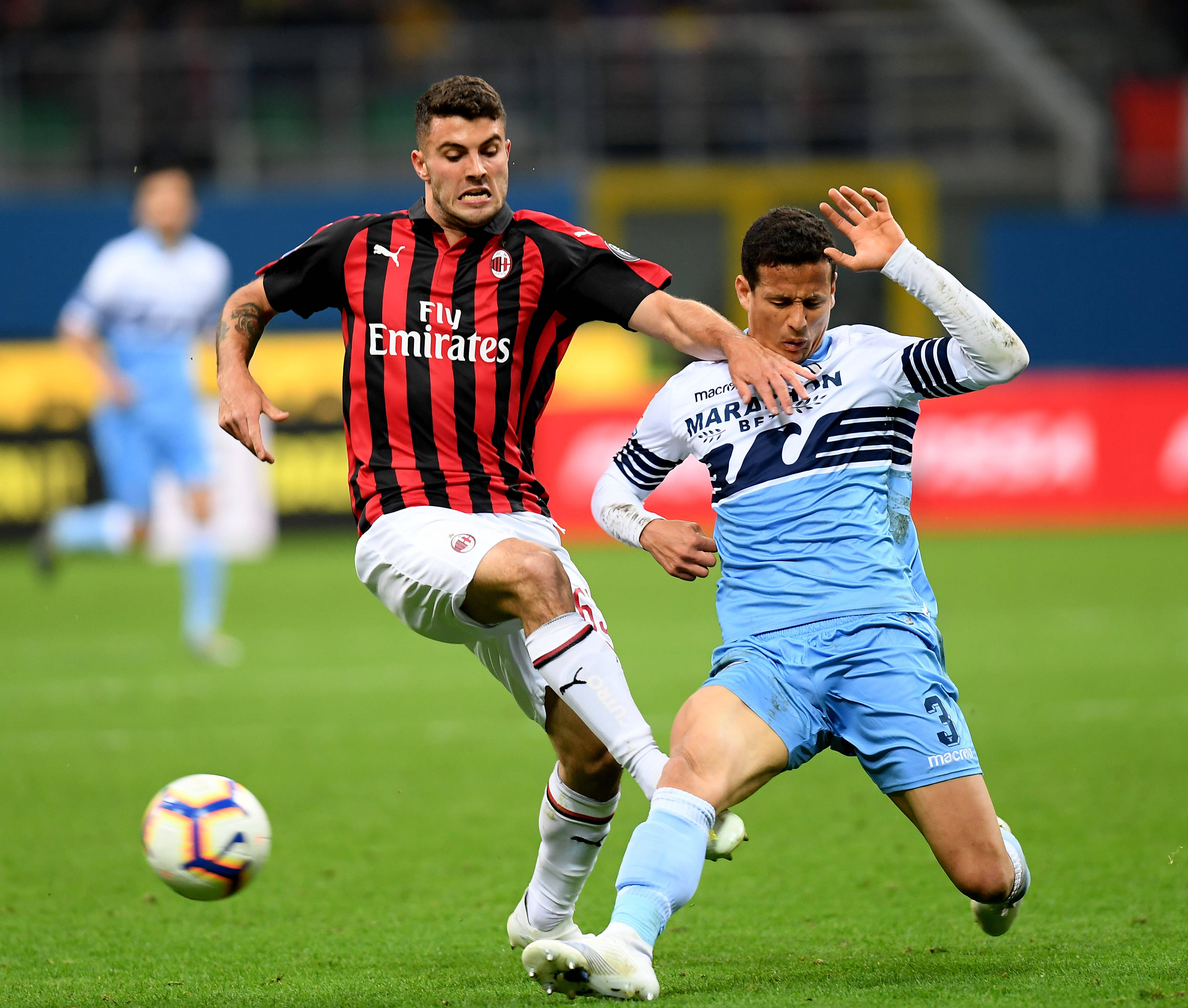 AC米兰队在欧联赛事中突围