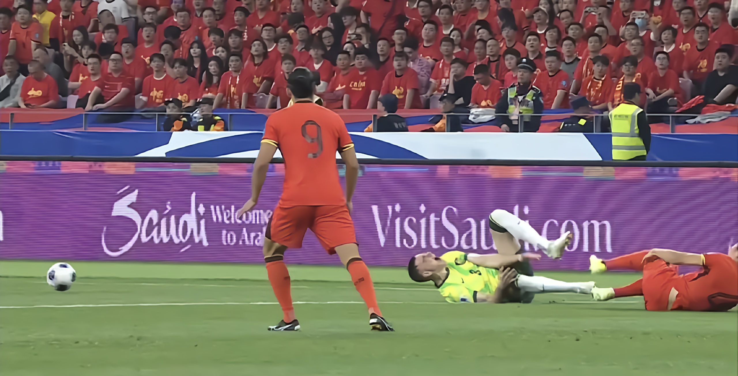 体育赛事不断刷新记录,球员冲刺激动人心 体育赛事不断刷新记录,球员冲刺激动人心