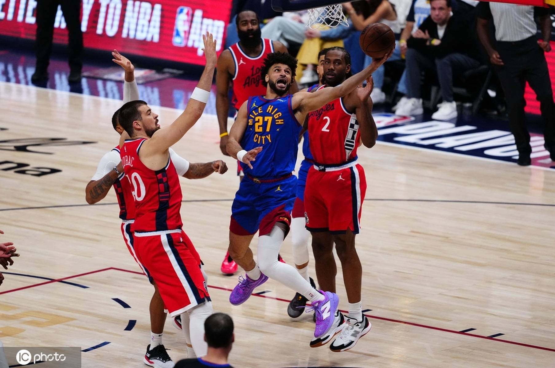 快船队双星联袂砍下+,轻松战胜对手 快船队双星联袂砍下+,轻松战胜对手