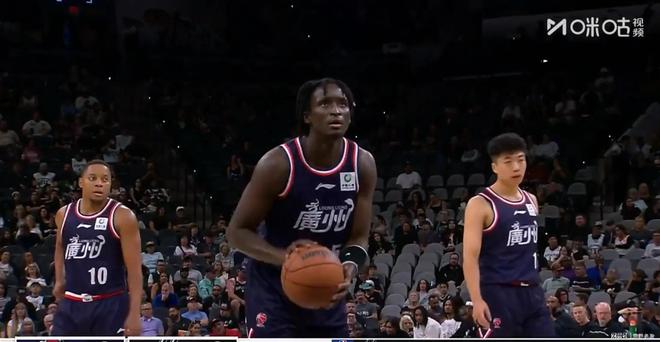 马刺大胜狂人,稳坐联盟榜首 马刺大胜狂人,稳坐联盟榜首