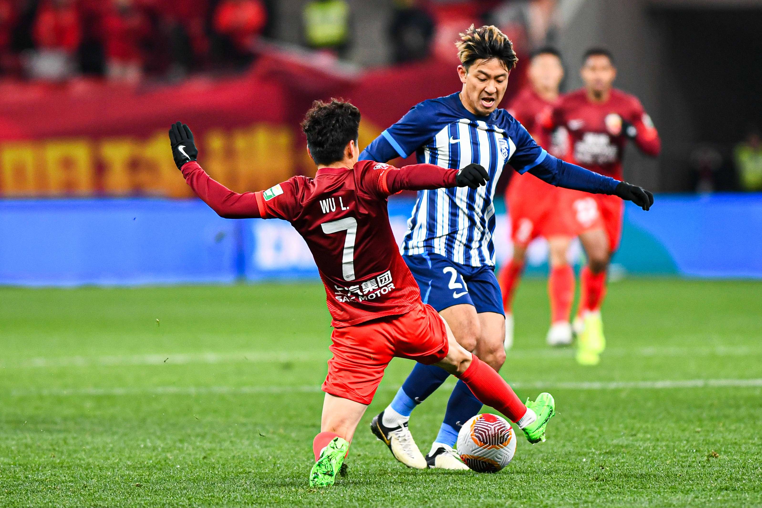 爱游戏登录-青岛黄海主场大胜上海申花，取得胜利