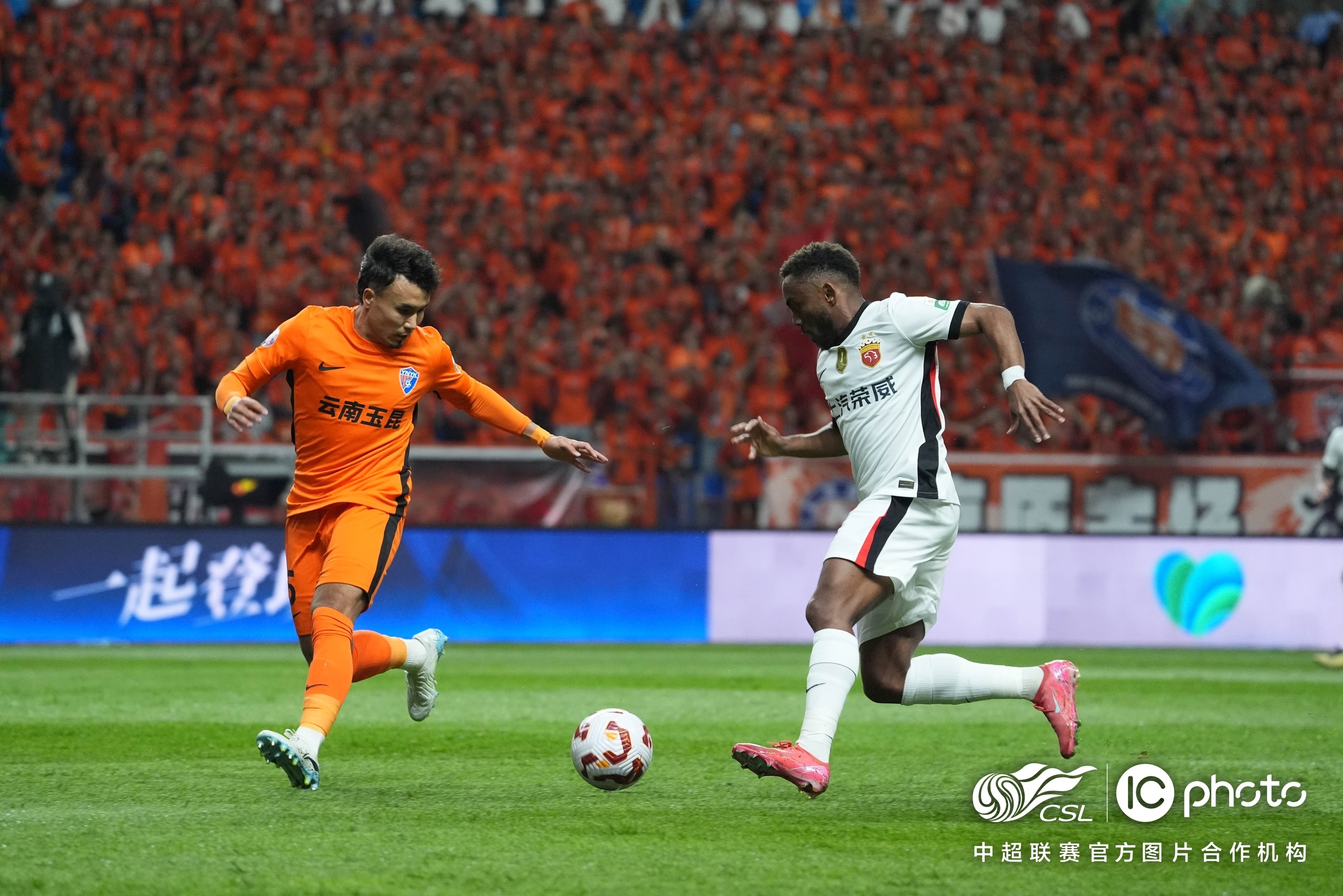 包含中超赛场上的进球盛宴，球迷目不转睛的词条