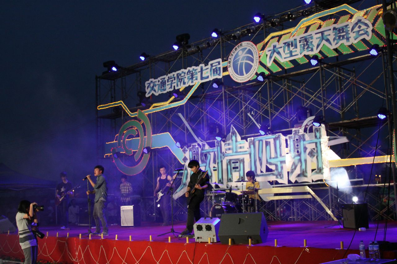 抢眼表现一幕接一幕，场面火爆，激情四射